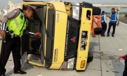 Kecelakaan di Tol Nganjuk, Truk Boks Bermuatan Seafood Terguling
