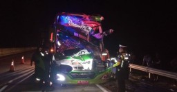 Bus Rombongan IAIN Tabrak Truk di Tol Nganjuk, 5 Mahasiswa Terluka