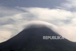 Gunung Merapi Keluarkan Guguran Awan Panas