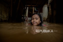 Banjir, Warga Kampung Melayu Bertahan di Lantai Dua Rumah