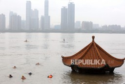 Banjir Terjang Zhengzhou China, 12 Orang Tewas