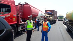 Seruduk 2 Kendaraan hingga Kabin Hancur, Sopir Truk ini Selamat