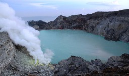 Kawah Ijen Keluarkan Gas Beracun, 200 Warga Dievakuasi