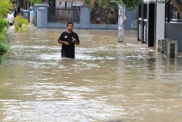 Banjir Juga Terjadi di Cirebon, Ratusan Rumah Terendam