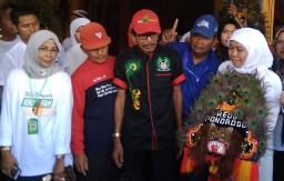 Kunjungi Pengrajin, Khofifah Berkomitmen Lestarikan Reyog Ponorogo 
