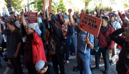 Aksi di Dewan, Guru Honorer: Pakde Jokowi, Kurangkah Pengabdianku!