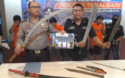 Geledah Rumah Kurir Sabu, Polisi Temukan Delapan Senjata Tajam