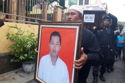 Isak Tangis Keluarga Sambut Jenazah Korban Lion Air PK-LQP di Surabaya
