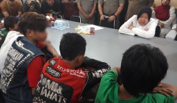 Tercyduk Mabuk Lem, Anak-anak ini Diminta Risma Cium Kaki Nenek