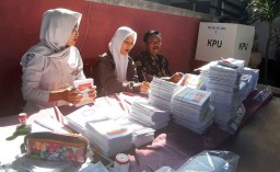 Gaet Pemilih Pemula, Petugas KPPS di Ponorogo ini Kenakan Seragam SMA