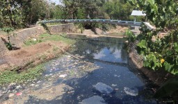 Warga Ponorogo Resah, Air Sungai Mungkungan Berubah Jadi Hitam dan Bau