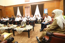 Khofifah dan Pertamina Jamin Solar di Jatim Aman hingga Akhir Tahun