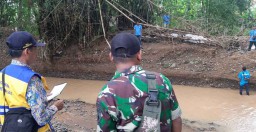 Dua Desa Ponorogo Terendam Banjir, Petugas Pasang Bronjong di Tanggul