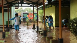 Banjir Surut, Siswa SMA di Ponorogo Kerja Bakti Bersihkan Ruang Kelas
