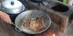 Mencicipi Keunikan Ayam Bakar Lawu-Wilis Berbumbu Majapahit