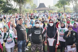 Foto: Ribuan Warga Surabaya Senam Bareng Machfud Arifin