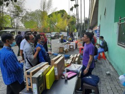 Pedagang Hitech Mall Buka Lapak di Emperan, Karyawan Terancam Tidak Digaji