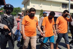 Pilihan Pembaca: Pria Tendang Kades hingga Tangan Pemuda Disabet Pedang 