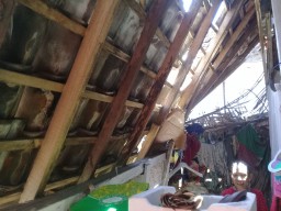 Janda Sebatang Kara Asal Probolinggo Bertahan Hidup di Rumah Reyot