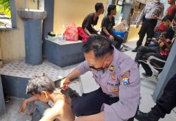 Razia di Ponorogo, Anak Punk Dicukur Rambut hingga Lepas Aksesoris