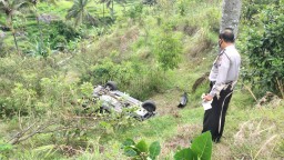 Gagal Menanjak, BMW X5 Terjun Bebas ke Jurang Ngebel di Ponorogo