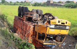 Sopir Mengantuk, Dump Truk Terbalik di Arteri Exit Tol Tanggulangin