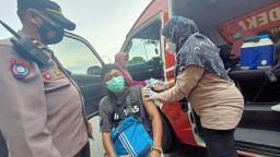 Polrestabes Surabaya Terjunkan 3 Mobil Vaksin Keliling saat Demo Buruh