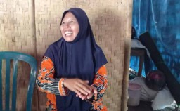 Guru Honorer di Ngawi: Tinggal dengan Kambing, Entaskan Buta Huruf