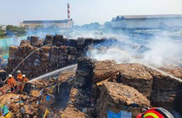 Tumpukan Kertas PT Suparma Terbakar, Mobil PMK dan Forklif Dikerahkan