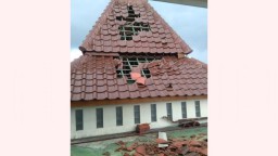 Disambar Petir Saat Hujan Deras, Masjid di Malang Rusak Parah