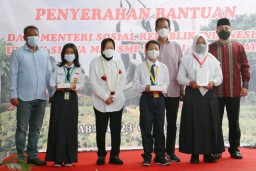 Mensos Berikan 105 Tablet untuk Siswa Eks Lokalisasi Dolly