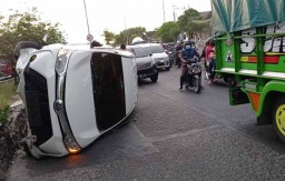 Sopir Mengantuk, Mobil Tabrak Pembatas Jalan di Manukan Surabaya hingga Terbalik