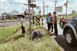 Pemotor di Banyuwangi Tewas Tersambar Kereta Api