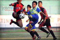FOTO: Laga Sengit di Awal Piala Bupati Gresik