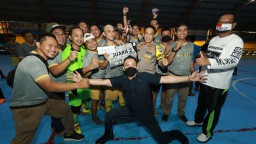 Polrestabes Surabaya Boyong Dua Piala Turnamen Futsal Masbuhin Cup 2021