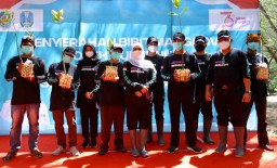 Antisipasi Perubahan Iklim, Khofifah Tanam Mangrove di Pesisir Banyuwangi
