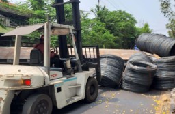Truk Bermuatan Gulungan Besi Terguling di Gresik