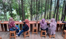 Menikmati Sensasi Liburan di Kafe Alas Pacet Mojokerto yang Instagramable