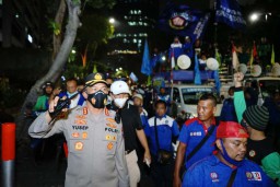 Foto: Momen Kapolrestabes Surabaya, Kombes Yusep Kawal Demo Buruh