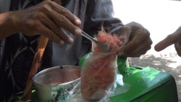 Cerita Kakek Tohir, 34 Tahun Berdagang Jajanan Rambut Nenek di Probolinggo