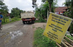 Banner-banner Berisi Tulisan Satire Terpasang di Tepi Jalan Rusak Ponorogo