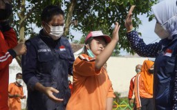 Puluhan Siswa SLB Kota Mojokerto Terima Beasiswa dan Seragam dari Ning Ita