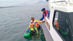 Satpolairud Bantu Nelayan Mancing di Tengah Laut Tanpa Alat Keselamatan