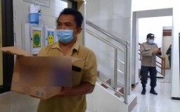 Bayi Laki-laki dalam Kardus Ditemukan Menangis oleh Anak Panti di Kota Madiun