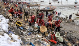Antisipasi Bencana, TNI AL dan Warga Bersih Sampah di Sekitar Jembatan Suramadu