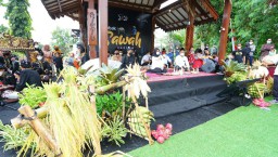 Awali Masa Tanam dan Alternatif Wisata, Petani di Banyuwangi Gelar Bubak Sawah