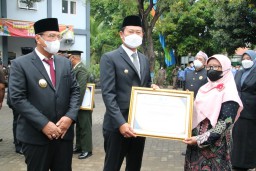 Peringatan HKN ke-57, Bupati Lamongan Serahkan Apresiasi Insan Kesehatan