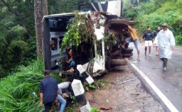 Bus Mini Terbalik di Jalur Cangar, Mojokerto