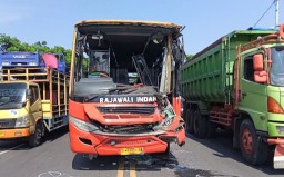 Bus Tabrak Dua Truk di Gresik, Seorang Penumpang Terjepit
