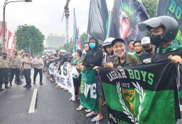 Foto: Ribuan Bonek Demo di Depan Grahadi
